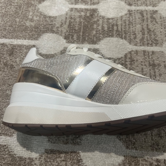 Michael Kors NWOT.5M Glitter Mesh Trainer White Gold Silver - Picture 7 of 7